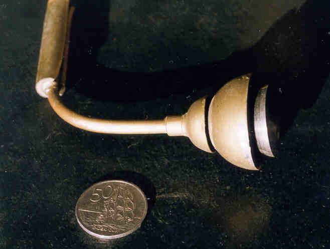 Fot. #E1: Grza�ka telekinetyczna Mr Davey (Rys. LA8 z [1/5]). Odnotuj ze z powodu dzia�ania tzw. przekle�stwa wynalazc�w, co wazniejsze ilustracje mog� tu by� wymazane. Szukaj wowczas tych ilustracji na innych stronach wskazabych w Menu (np. na stronie o darmowej energii lub w monografii [1/5]).